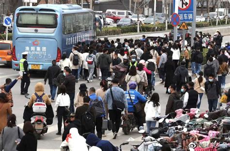 燕郊跨省上班族复工第一天：白庙公交车站排出百米长队 含视频 手机新浪网