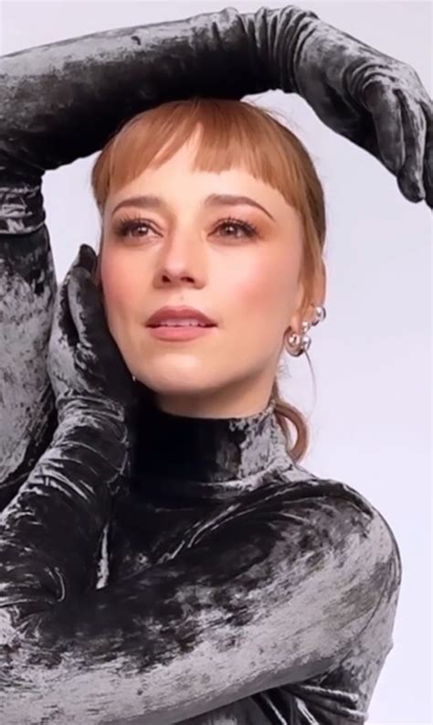 Karine Vanasse Fait Grandement Réagir Avec Son Nouveau Look Tout En Noir Vedette Québec