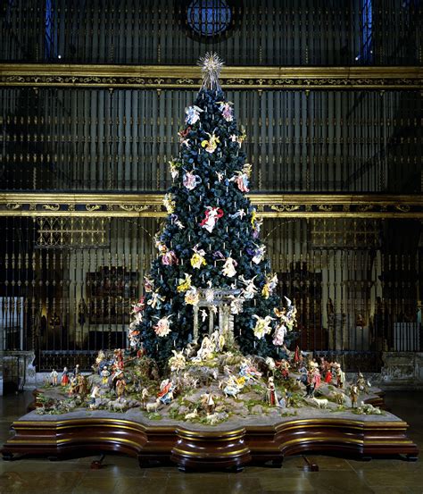 Metropolitan Museum Of Art Welcomes Christmas Tree And Neapolitan