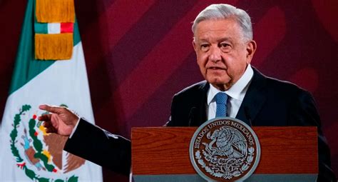 AMLO afirma que se enfrentará a gobernadores que rechazan libros de