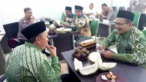 Pesta Duren Cairkan Suasana Pertemuan Pengurus Nu Dan Kepolisian Di