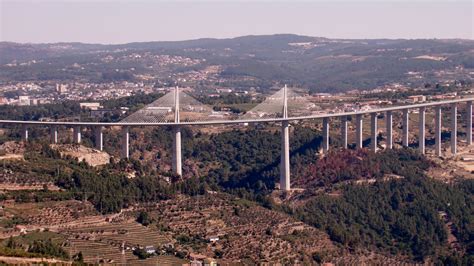 Viaduto Sobre O Rio Corgi Metalesa