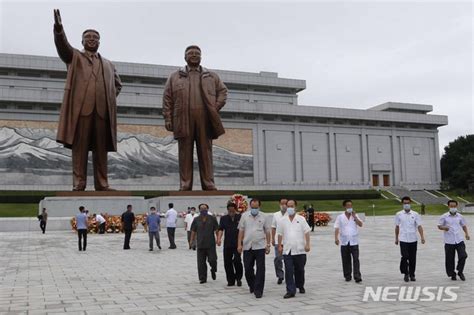 카메라에 담긴 북한 풍경 김일성 김정일 동상 찾아 헌화하는 北 주민들 Zum 뉴스