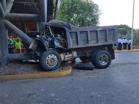 Camión de volteo choca contra la base de un puente en Oaxaca de Juárez