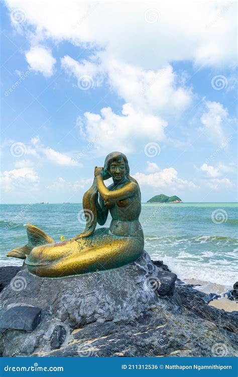 Golden Mermaid Statues on Samila Beach. Landmark of Songkla, Thailand ...