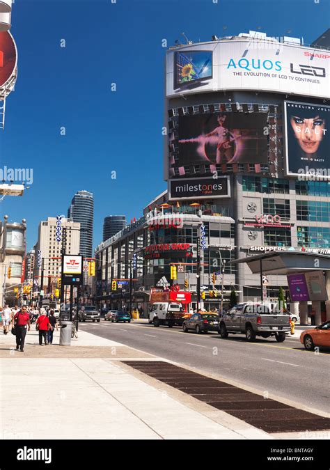 Toronto Yonge Dundas Square Hi Res Stock Photography And Images Alamy