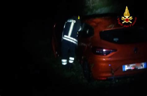 Auto Finisce Fuori Strada E Precipita Per 5 Metri Un Giovane Grave Al