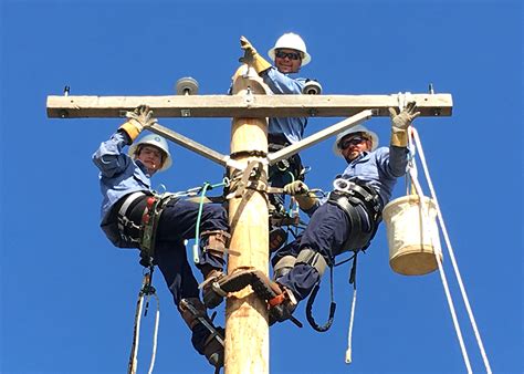 Workers are debating how much do lineman make versus risk 4