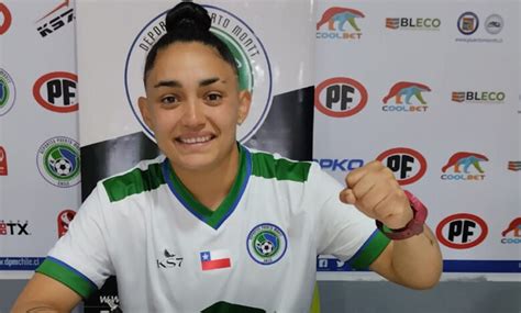 Portera del fútbol femenino firma su primer contrato con Deportes