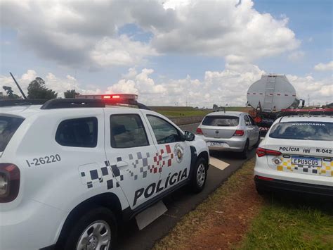 Pm Recupera Caminh O Tanque Roubado Tr S Pessoas Foram Detidas