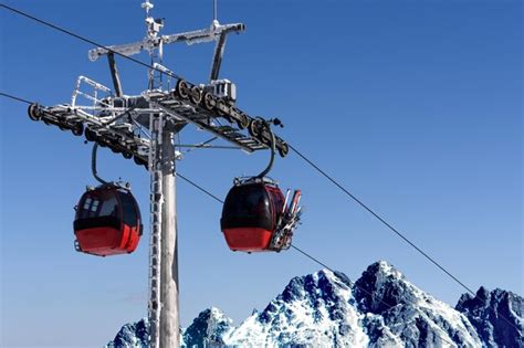 Elevador de cabine de gôndola na estância de esqui sobre montanhas