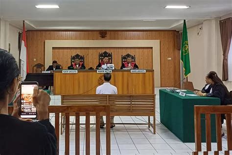 Eksepsi Ditolak Hakim Sidang Aktivis Lingkungan Karimunjawa Daniel