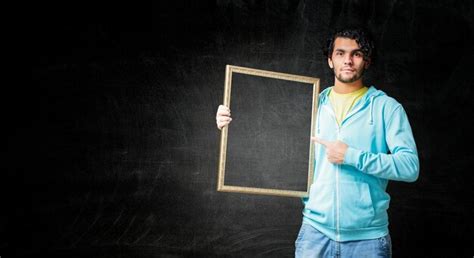 Homem Segurando Cartaz Em Branco M Dia Mista Foto Premium