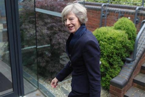 英国首相梅姨比90岁的女王更潮！豹纹、项链、皮裤一个大写的时尚icon！