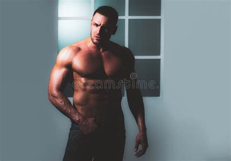 Homem Muscular Modelo Macho Sem Camisa Bare Torso Imagem De Stock