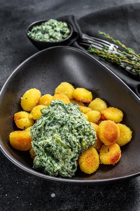 Gnocchi Maison De Pommes De Terre Frit Dans Une Casserole Plancher En