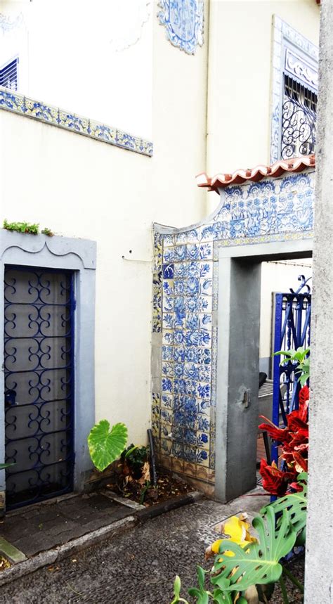 Azulejos do edifício da Delegação da Cruz Vermelha Portuguesa 1700 a