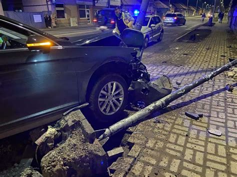 Foto Tirea Ta Accident La Alba Iulia Un Autoturism A Rupt Un Semafor