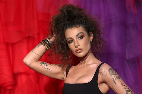 Tóth Andi melltartó nélkül perzselte fel a vörös szőnyeget a 3000