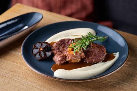 Cocido De Ternera Osso Buco Ossobuco Con Pur De Verduras De Ra Z Y