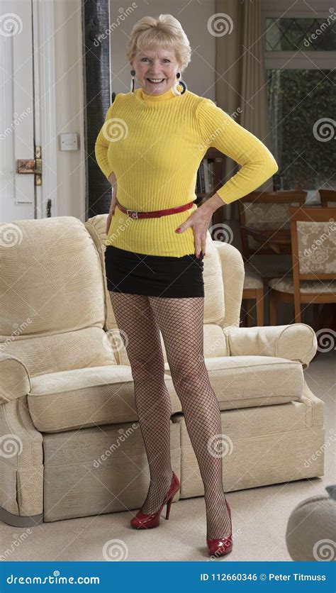 Femme Avec De Longues Jambes Dans Des Collants De Filet Photo Stock