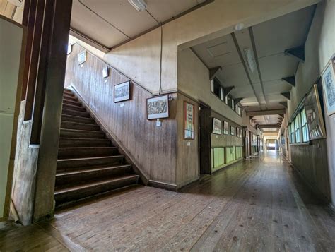 山梨県北杜市にある工藤耀日美術館は、2004年に廃校となった小学校の建物にて開館。体育館全体が一つの芸術作品となっており、10年もの年月をかけ ...