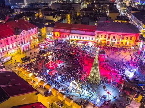 Rynek w Kielcach tętni życiem Zobacz ZDJĘCIA i FILM z drona Echo