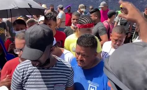 Migrantes Varados En Frontera Sur De M Xico Protestan Cosi Ndose La Boca