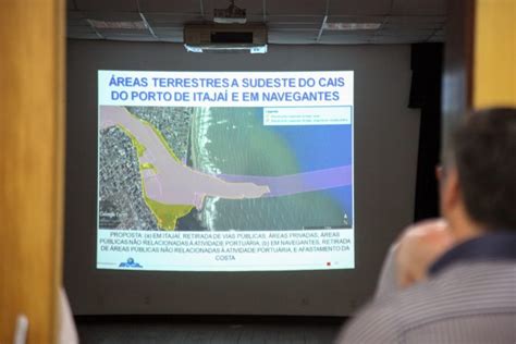 Porto de Itajaí apresenta proposta para ampliação de área territorial