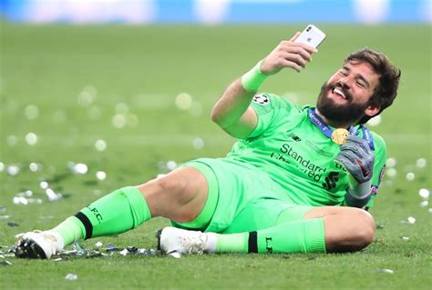 Alisson é eleito o melhor goleiro do mundo pela Fifa Jovem Pan