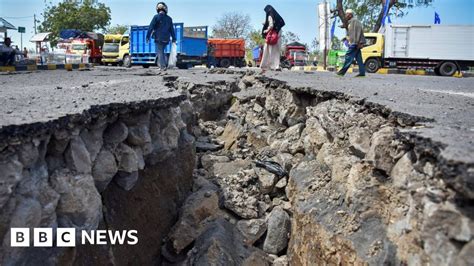 Two Strong Earthquakes Shake Lombok Indonesia BBC News