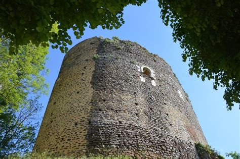 Cinq Infos Singuli Res Sur Le Ch Teau Et La Tour Sarrasine De Saint