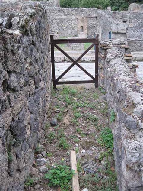 VIII 7 2 Pompeii September 2010 Looking East Towards Via Stabiana