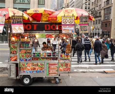 Sidewalk Hot Dog Vendor Nyc Stock Photo Alamy