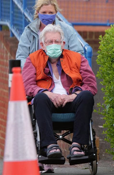 Rolf Harris Dies Paedo Poses With Private Detective In One Of The