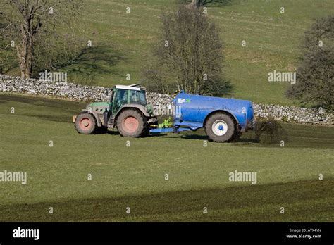 Agricultor Que Trabaja Conduciendo Tractor Verde Y Tanque De