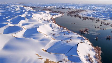 Hotan River in the Taklamakan Desert wallpaper - backiee