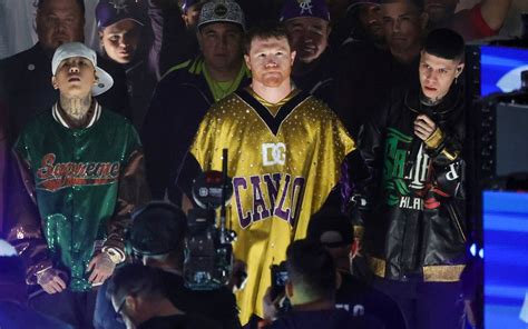 Santa Fe Klan y Tornillo cantan Por mi México en pelea de Saul Canelo