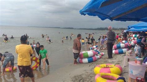 Libur Nataru Pengunjung Padati Pantai Jakat Kota Bengkulu Banyak