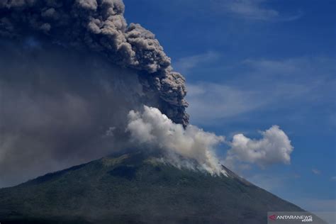 Warga Di Kaki Gunung Ili Lewotolok Diimbau Waspadai Lahar Dingin