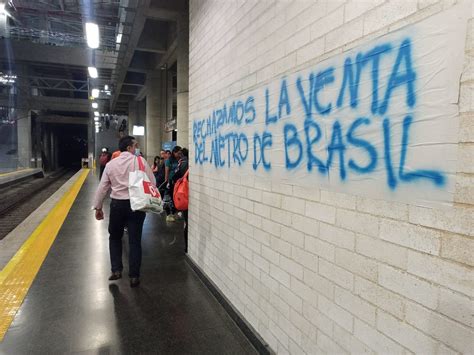 En estaciones del Metro de Medellín aparecen carteles contra la