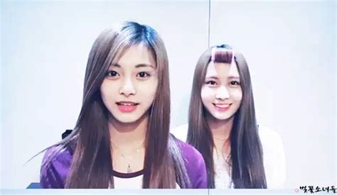 Tzuyu and Momo Say Hello~ | TWICE