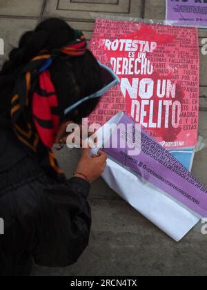 Lima Perù 15 luglio 2023 Un uomo che salutava un Wiphala La