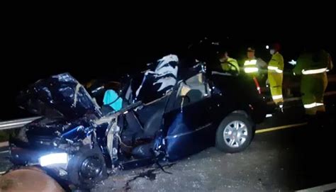 Motorista morre após carro que ele conduzia bater em cavalo no meio da