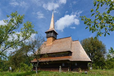 Biserica de lemn Intrarea Maicii Domnului ȋn Biserică din Bârsana