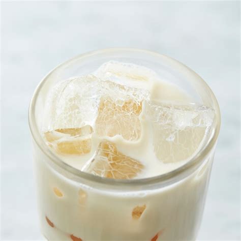 Milk With Ice Cubes: Is It Ok To Put Ice In Milk? - Foodiosity