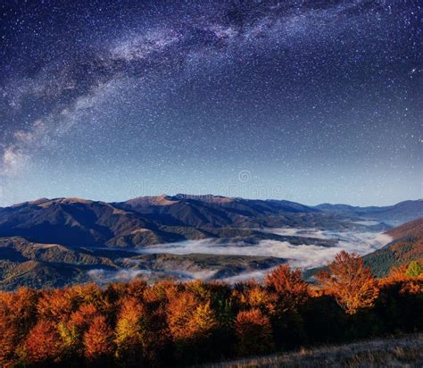 Himmel Och Shooting Stars För Stjärnklar Natt över Berg Fotografering