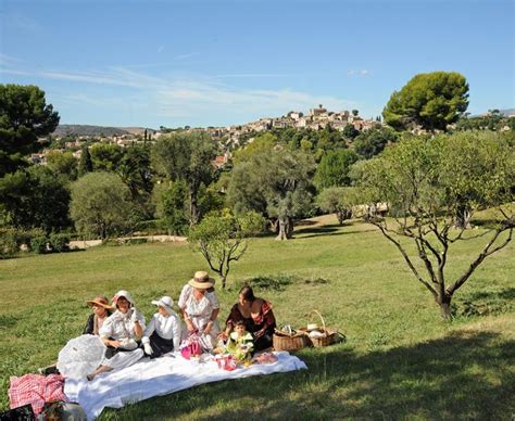 Déjeunez sur lherbe dans les jardins du Domaine des Collettes à Cagnes