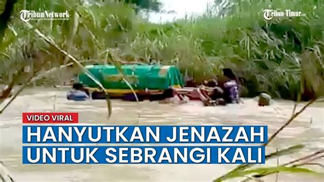 Tak Ada Jembatan Warga Gorekan Lor Gresik Terpaksa Hanyutkan Jenazah