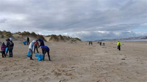 Voluntarios Recogen M S De Una Tonelada De Basura De Las Playas De Somo